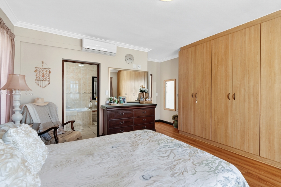 5 Bedroom Property for Sale in Mountainside Western Cape